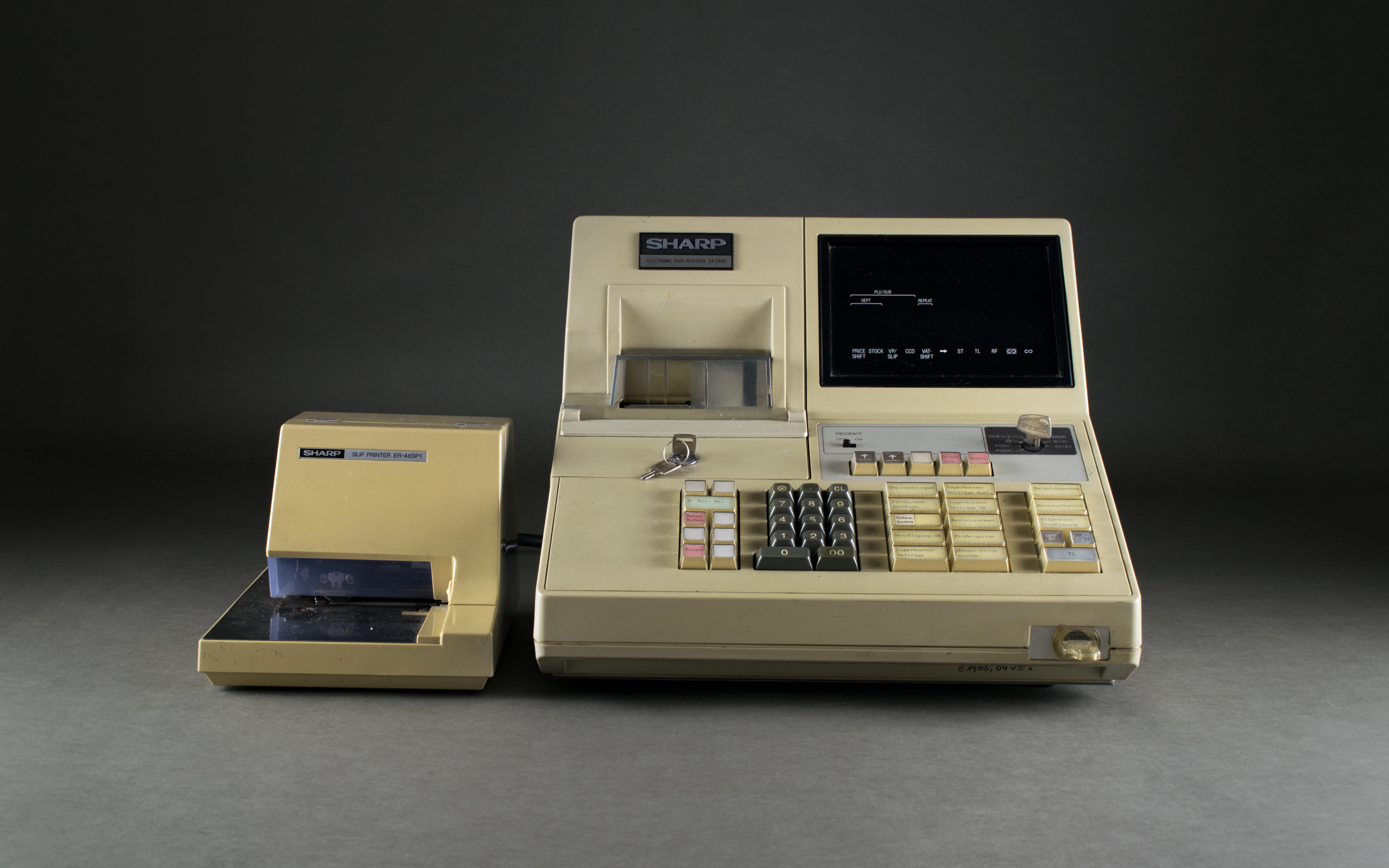 On display is a cash register that was used at the Unna-Massen regional office.