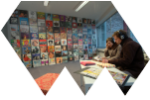 Zu sehen sind 2 Personen in einem Ausstellungsraum der Ausstellung "Projekt Migration" aus dem Jahre 2005 in Köln. Im Hintergrund ist eine Wand mit LPs zu sehen.