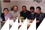 Zu sehen sind in einem historischen Fotos aus den frühen 1990er Jahren mehrere Personen, die an einem Tisch sitzen. Auf dem Foto sind v.l.n.r. Sevtap Sezer, Aytaç Eryılmaz, Muhittin Demiray, Ahmet Sezer und Gönül Göhler zu sehen.
