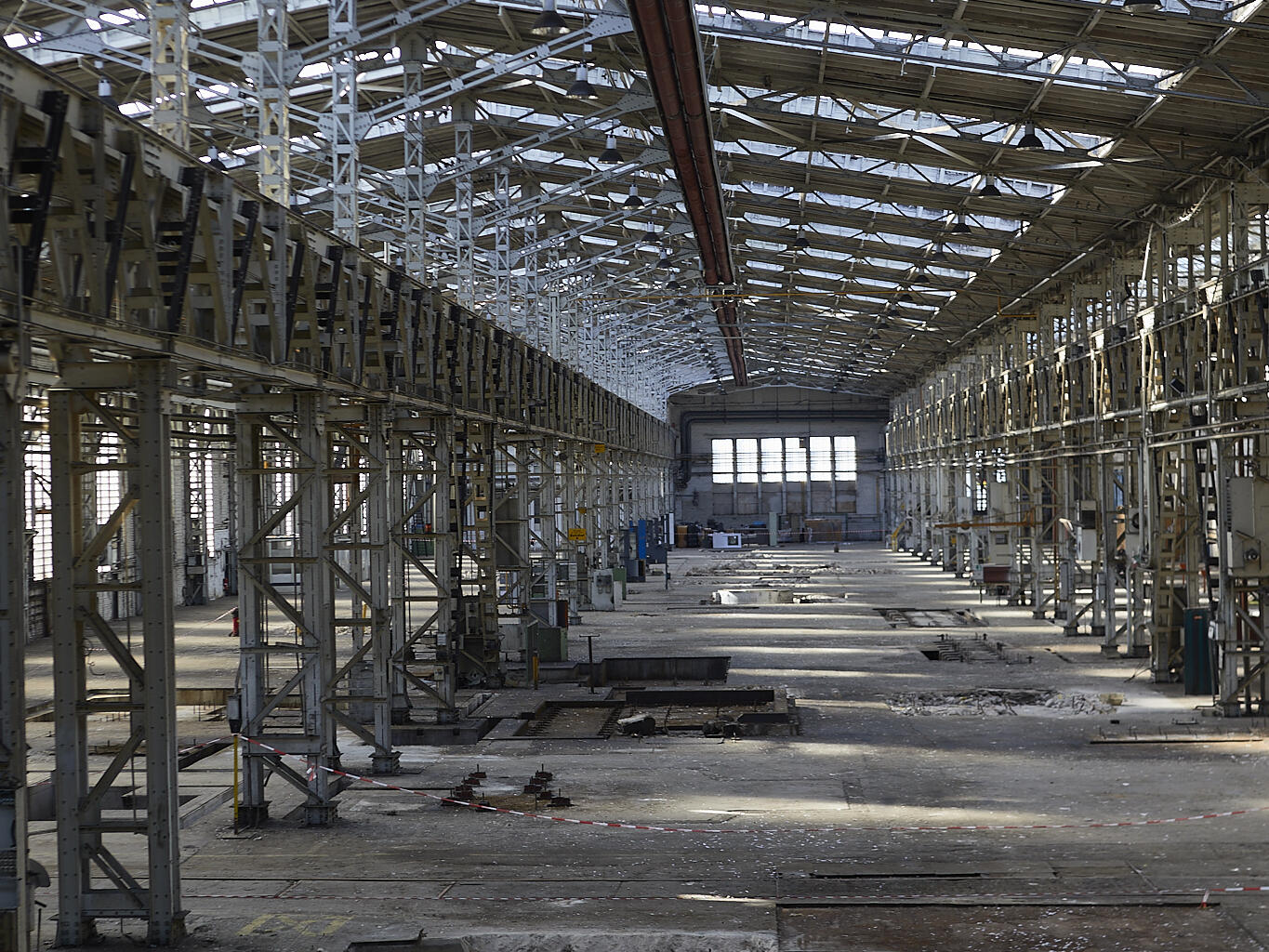 Halle 70 der KHD-Werke in Köln-Kalk. Fotografie des Zustandes im April 2021. Blick durch das Hauptschiff (70b) von Norden nach Süden.