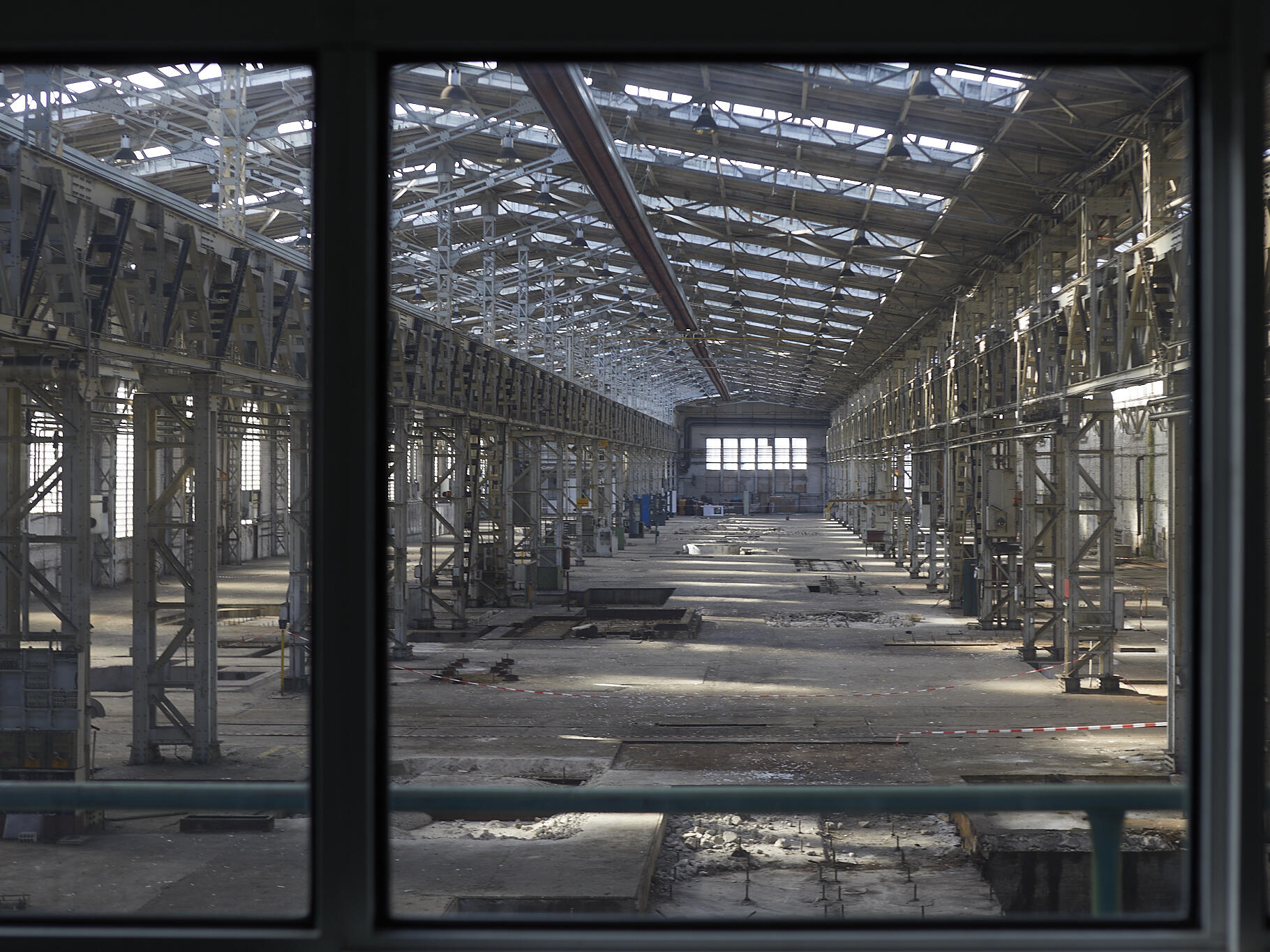 Halle 70 der KHD-Werke in Köln-Kalk. Fotografie des Zustandes im April 2021. Blick durch das Meisterhäuschen von Norden nach Süden.