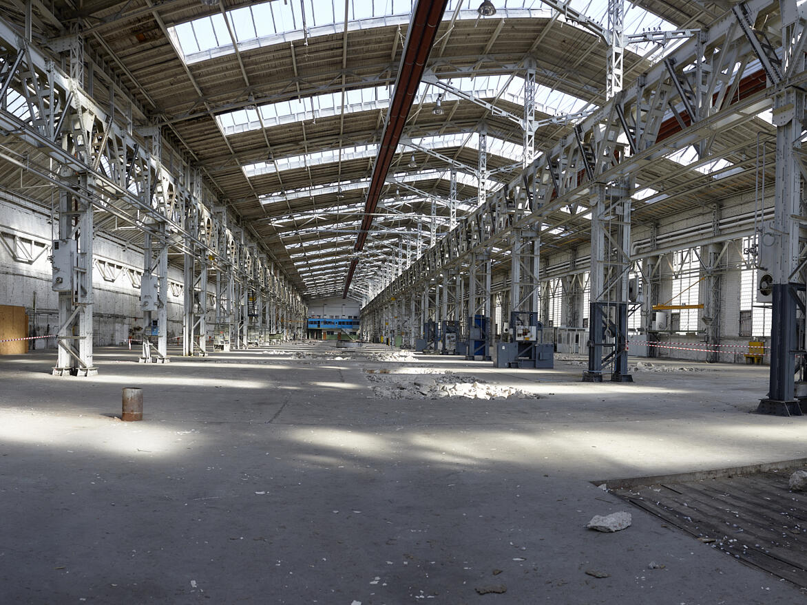 Halle 70 der KHD-Werke in Köln-Kalk. Fotografie des Zustandes im April 2021. Blick durch das Hauptschiff (70b) von Süden nach Norden.