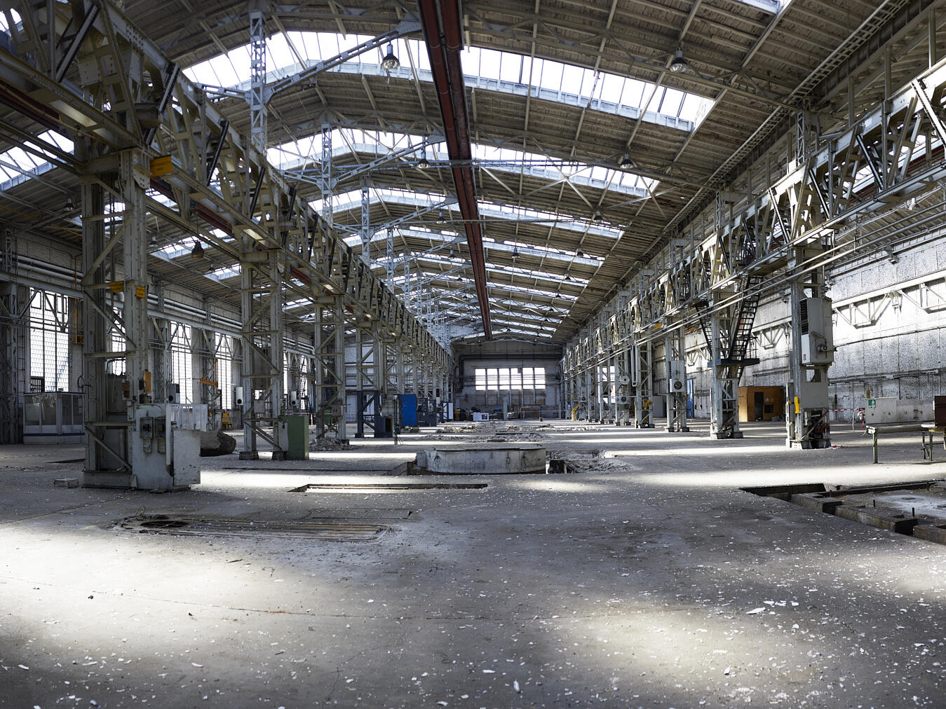 Halle 70 der KHD-Werke in Köln-Kalk. Fotografie des Zustandes im April 2021. Blick durch das Hauptschiff von Norden nach Süden.