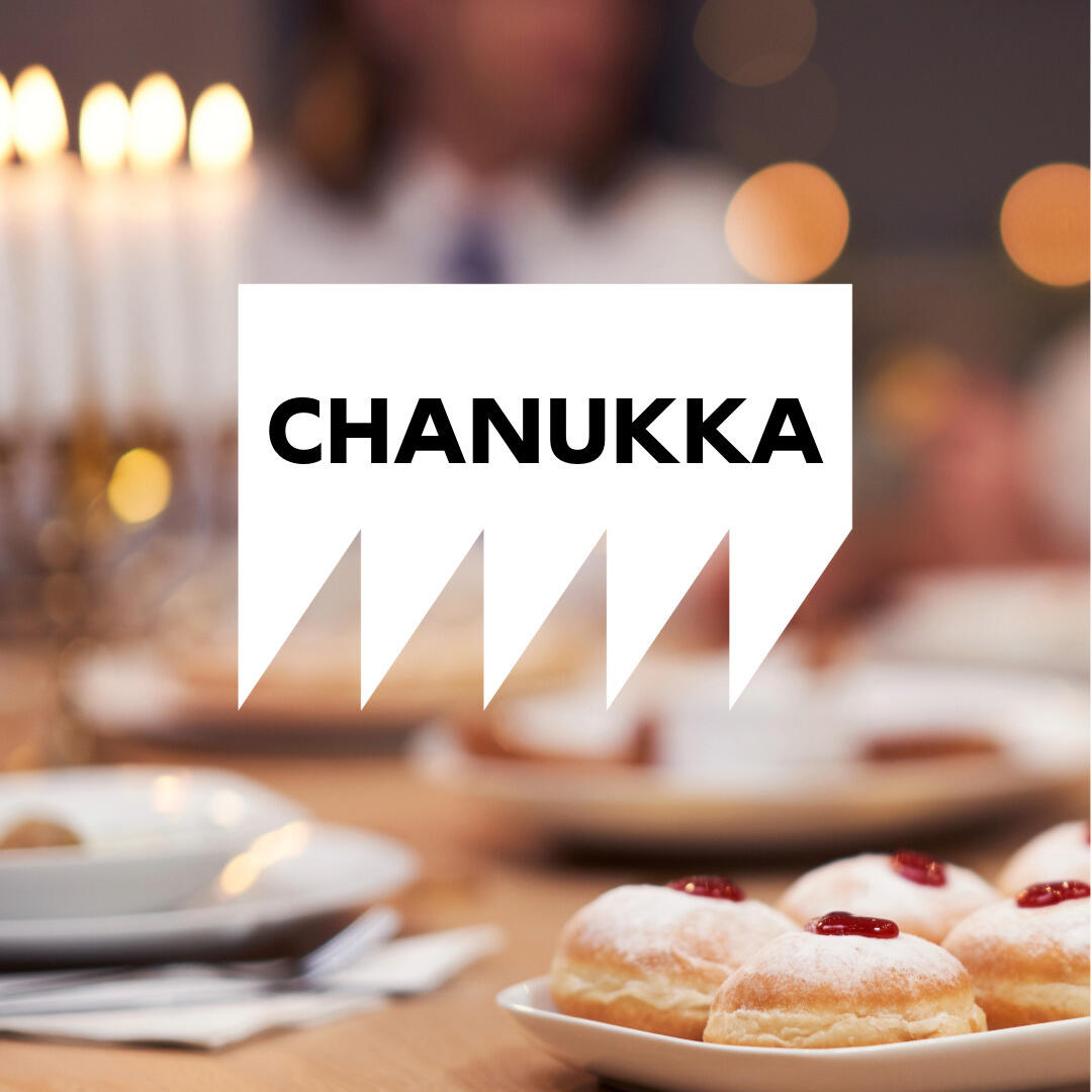 Instagram-Post zu Chanukka, festlich gedeckter Tisch mit Chanukkia und Gebäck und Aufschrift "Chanukka"