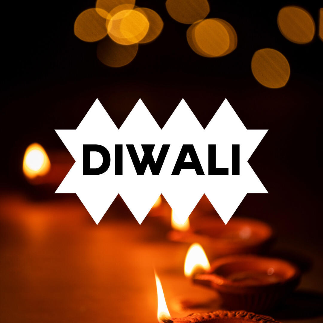 Es ist ein rötliches Bild mit Kerzen zu sehen. Darauf steht eine Form mit der Aufschrift Diwali.