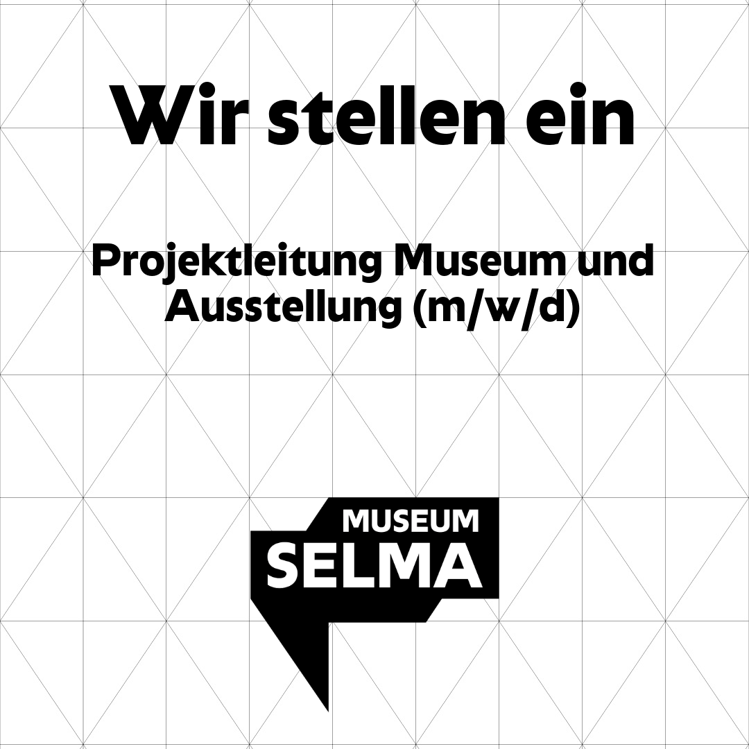 Eine Grafik mit einem Rasterhintergrund. Darauf steht "Wir stellen ein. Projektleitung Museum und ausstellung". Darunter ist das Museum Selma Logo zu sehen.