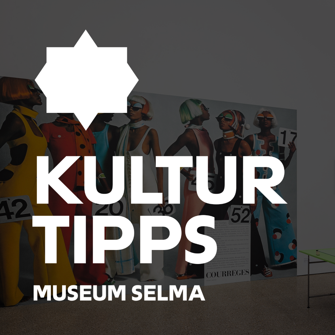 Instagram-Slide zu Kulturtipps, Aufschrift Kulturtipps Museum Selma, Hintergrundfoto einer Ausstellung