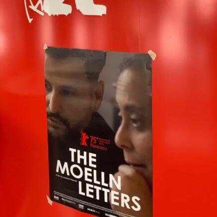 Das Plakat zum Film "Die Möllner Briefe" hängt unter dem Logo der Berlinale, einem Löwen auf rotem Untergrund.