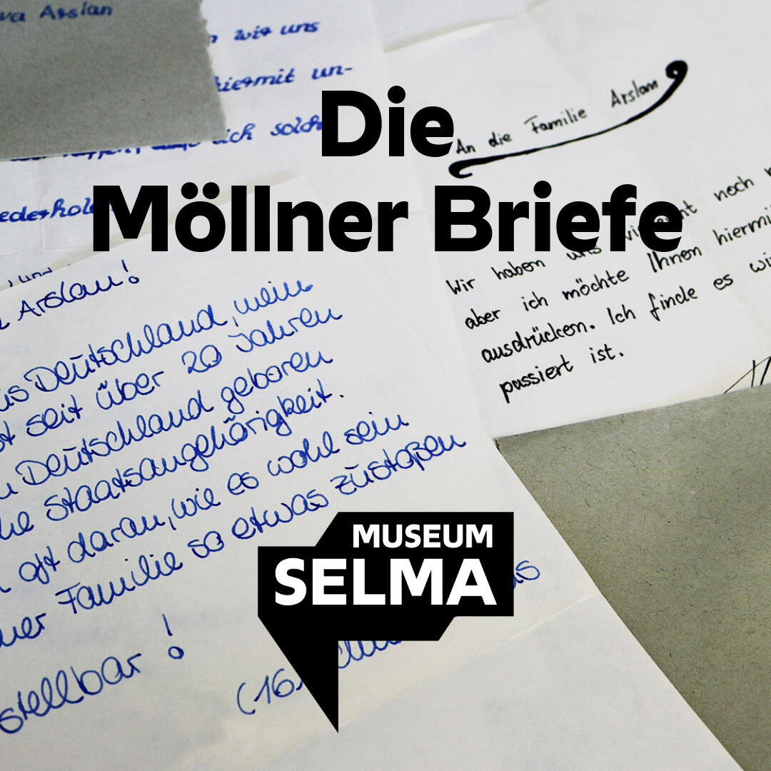 Es ist eine Auswahl von Briefen zu sehen. Diese richten sich an die betroffenen Familien des rassistischen Brananschlags in Mölln 1992. Darauf steht die Überschrift "Die Möllner Briefe" und das Museum Selma Logo ist zu sehen.