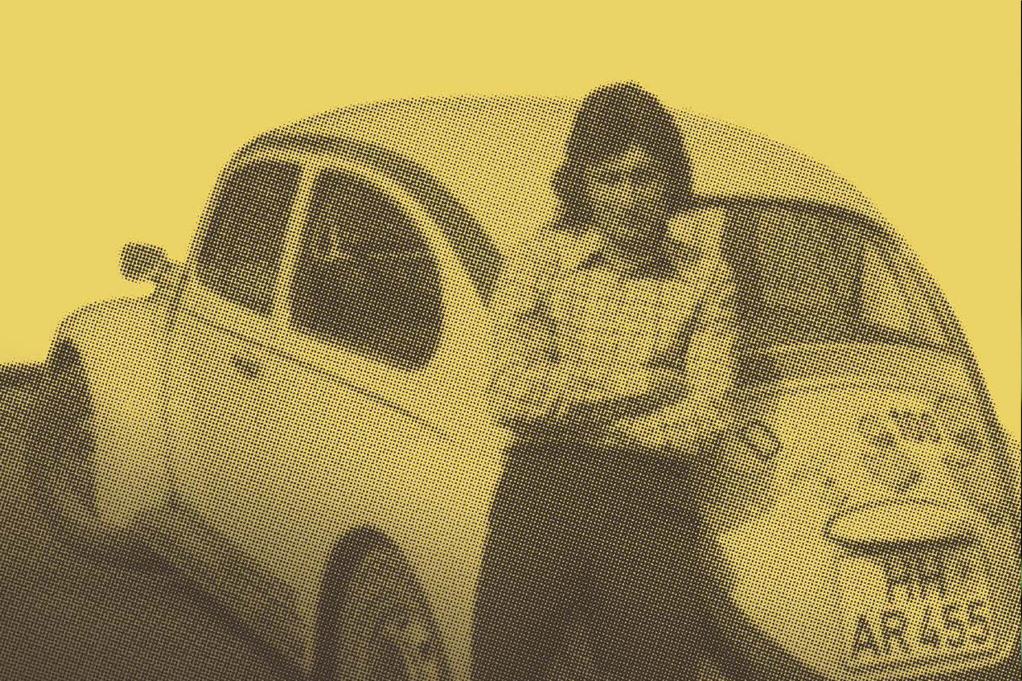 Auf dem Bild sieht man einen Mann vor einem Auto stehen. Das Auto hat ein deutsches Kennzeichen und ist mit Stickern beklebt.
