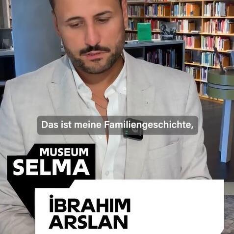 İbrahim Arslan zeigt ein Silbertablett, das von Flammen versengt wurde und stark korrodiert ist.